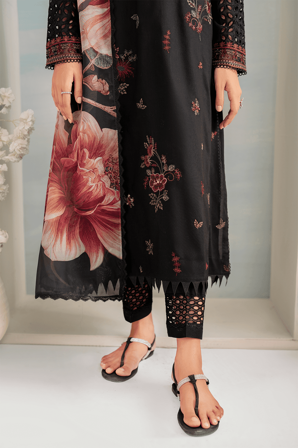IZNIK Poster Black LAWN