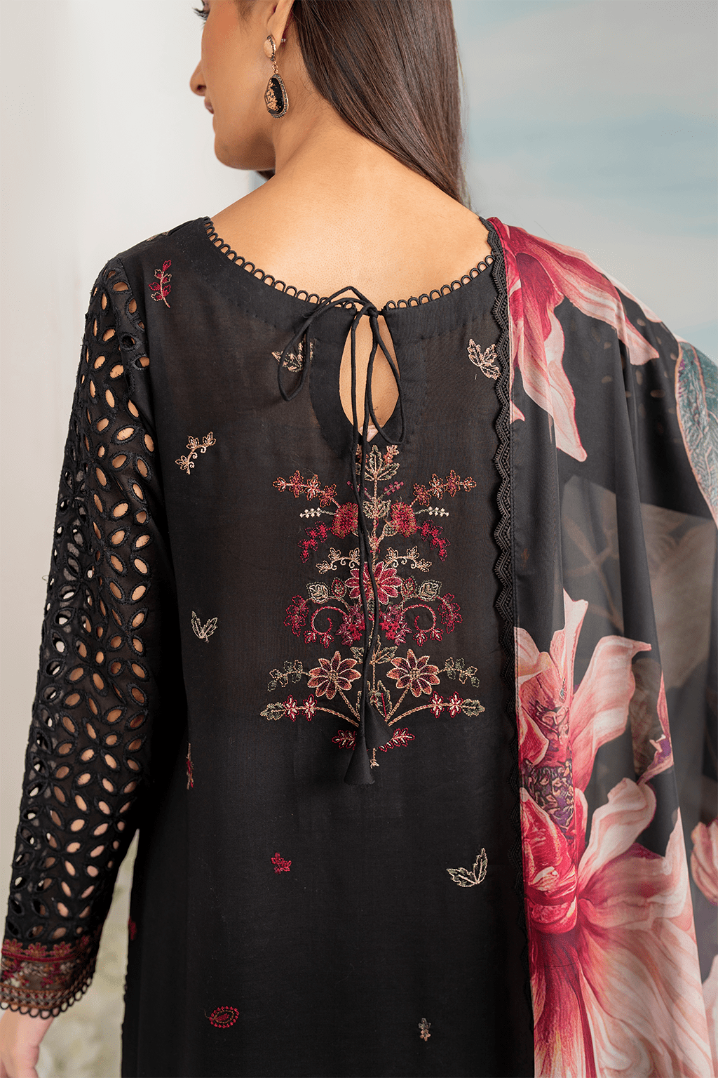 IZNIK Poster Black LAWN