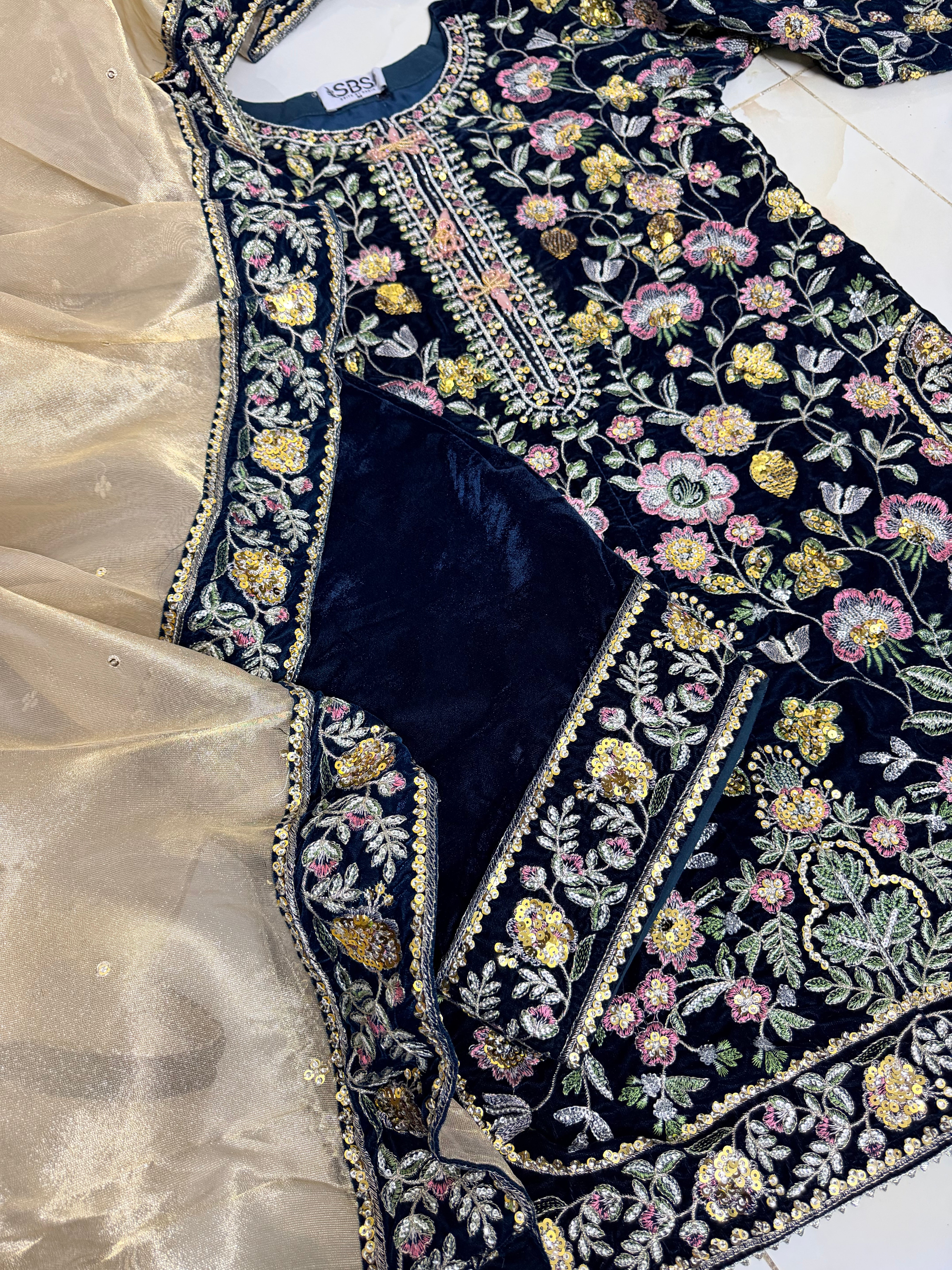 Farshi velvet - 3piece stitched