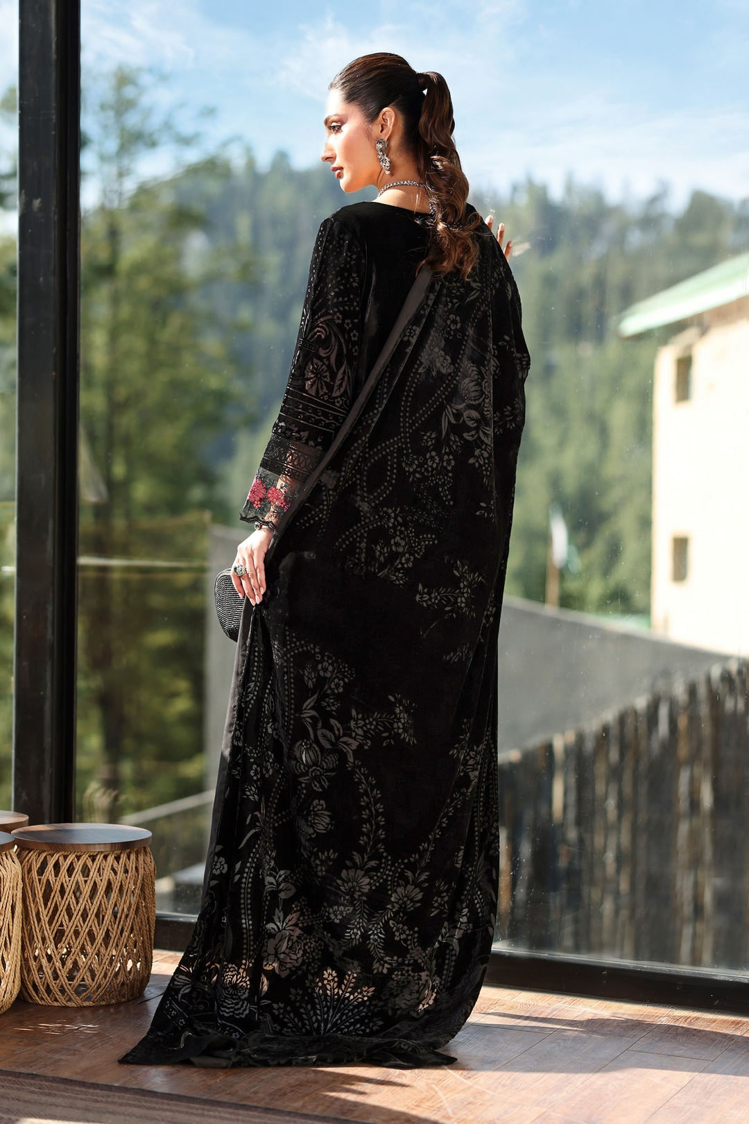 M.B winter luxe 25 | Black palachi pub