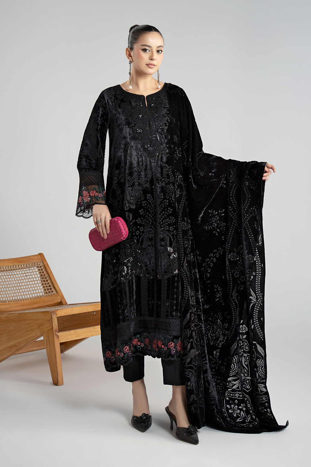 M.B winter luxe 25 | Black palachi pub