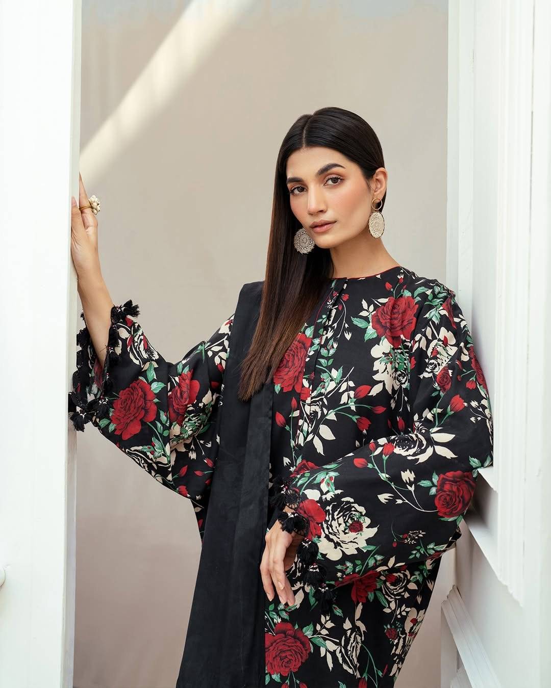 BAROQUE SWISS LAWN (black rose)
