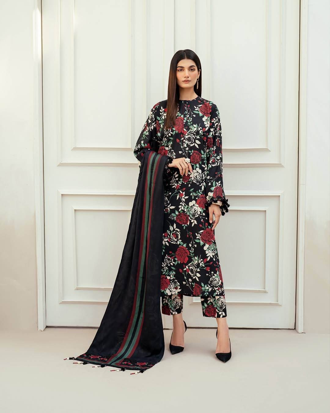 BAROQUE SWISS LAWN (black rose)