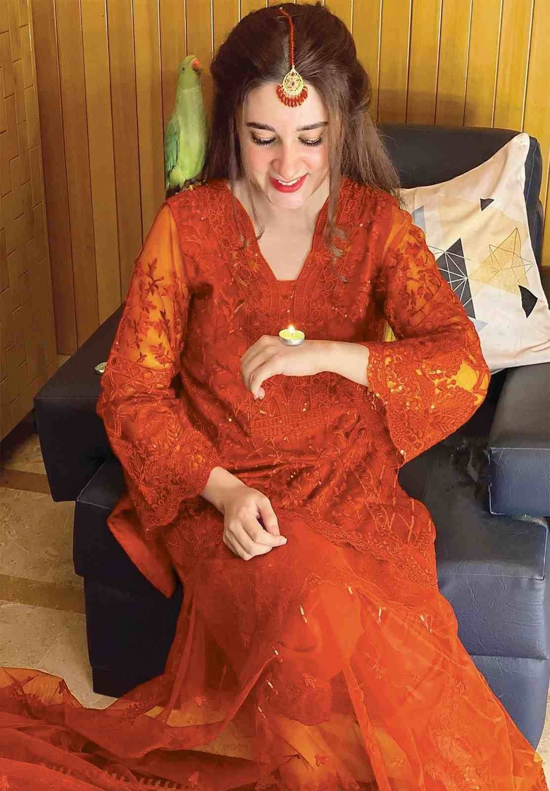 Merium Perwaiz orange outfit