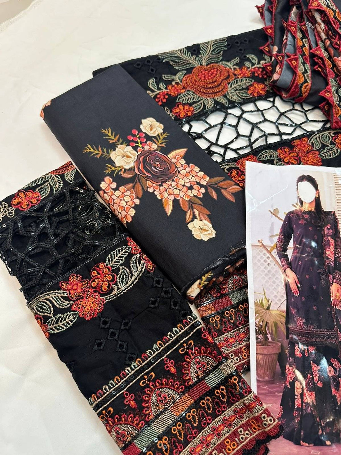 IZNIK KOYAL BLACK LAWN