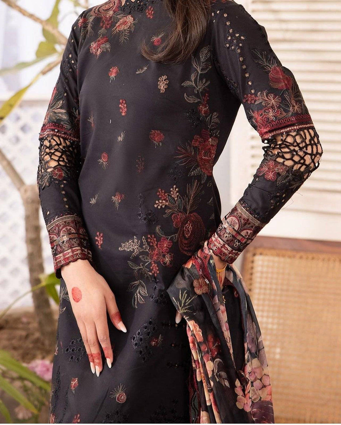 IZNIK KOYAL BLACK LAWN