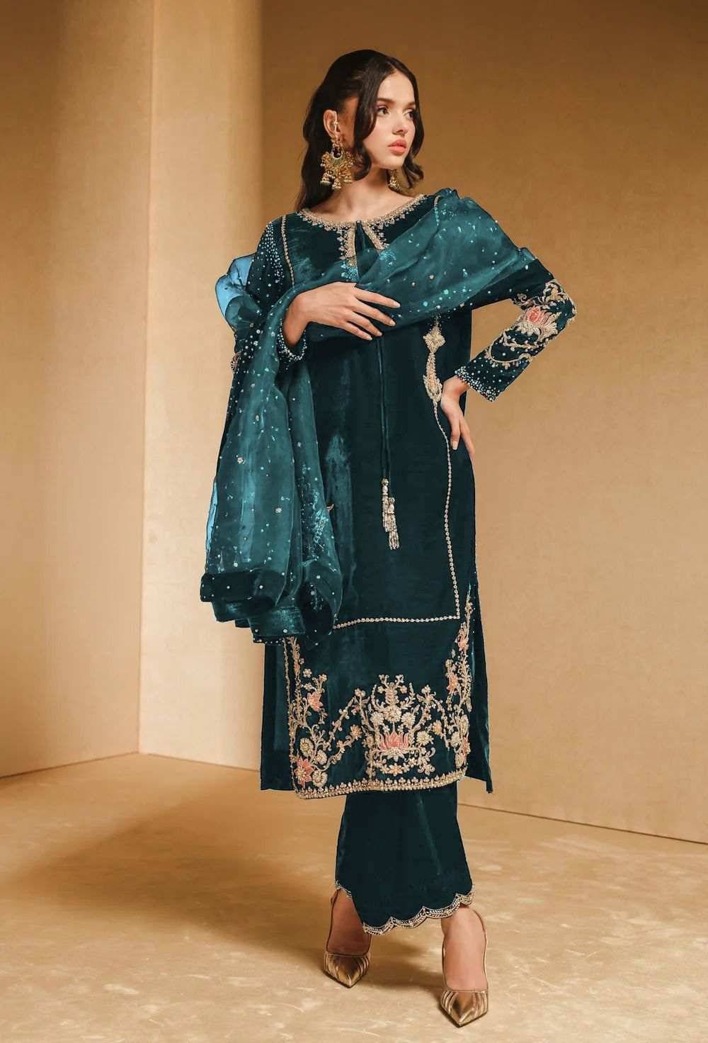 KHAKA VELVET IN zinc embellish
