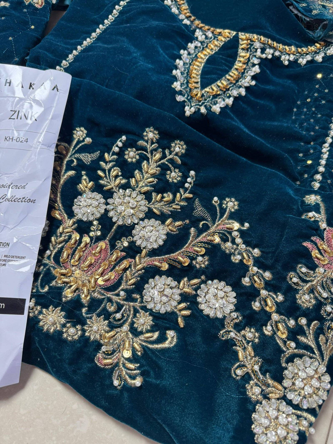 KHAKA VELVET IN zinc embellish