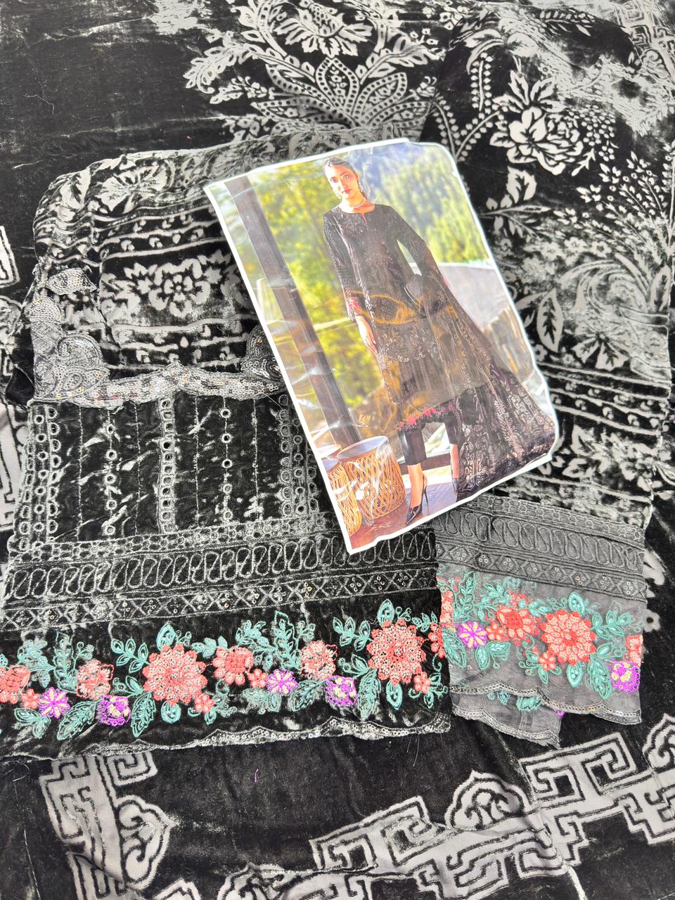M.B winter luxe 25 | Black palachi pub