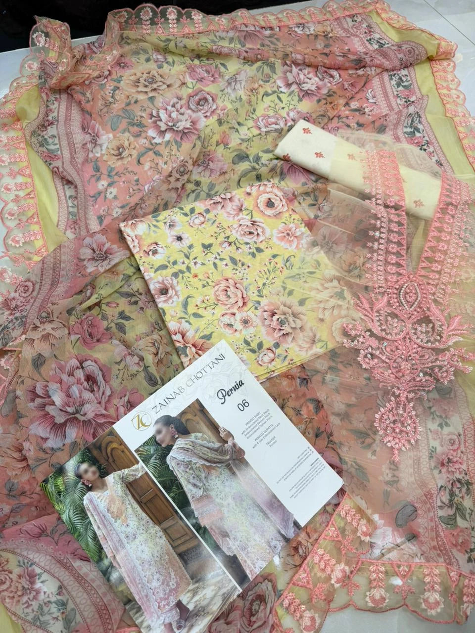 ZAINAB CHOTTANI - Pernia lawn